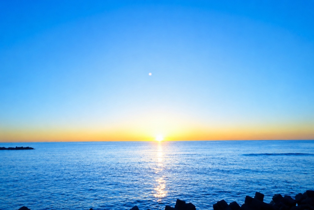 海と日の出
